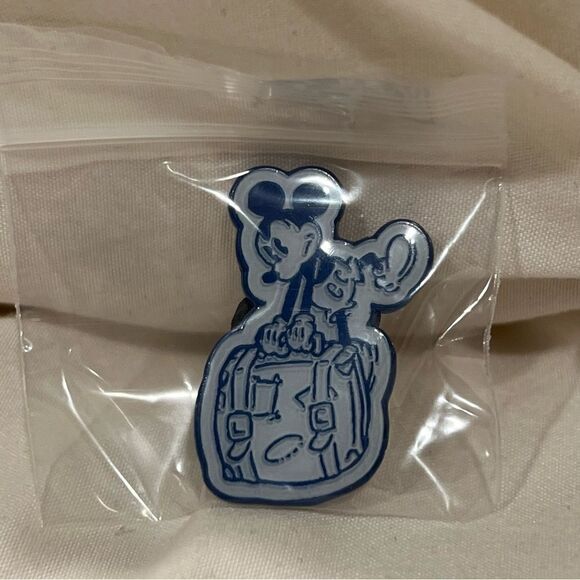 Disney Mickey Vacation Club Collectible trading pins set of 2! - Picture 4 of 6